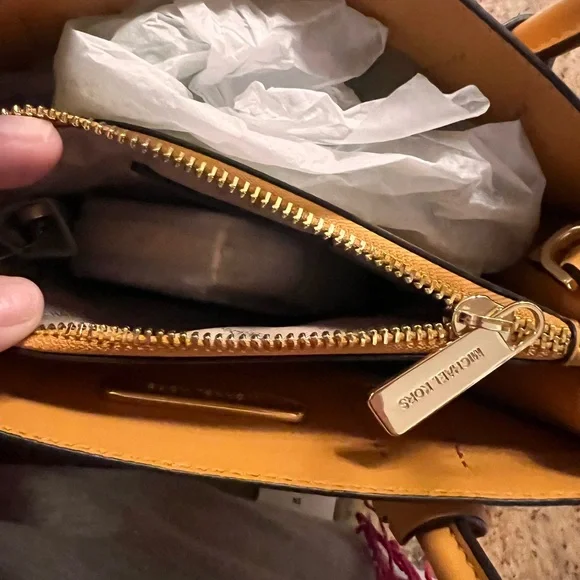 Michael Kors MERCER MD MESSENGER
Cider color new without tags - Picture 4 of 5